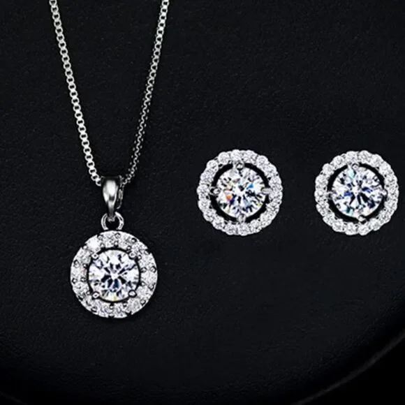 The Dainty Solitaire pendant necklace and stud earrings set in sterling silver - Picture 5 of 6